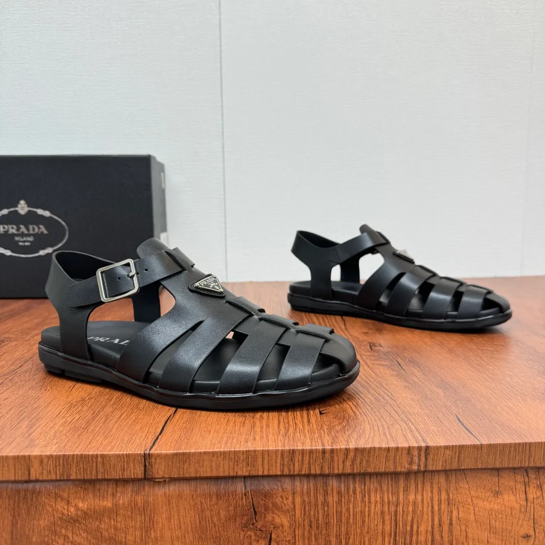Batch 720 Prada/Prada men's counter simultaneously ships new rubber fisherman sandals! Made in Guangzhou, with a full calfskin upper, this sandal reinterprets vintage beach sandals with contemporary lines and details, and is made of rubber. It is also decorated with the Prada series' iconic enameled triangular metal logo, silver metal buckle closure, genuine leather insole, white classic logo logo, and thin rubber sole for excellent foot comfort. Size: 39-40-41-42-43-44-45 Leather shoe size Item number: 2X3119 Black cowhide